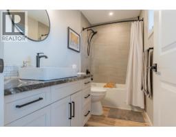 Full bathroom - 3921 Grandview Drive, Castlegar, BC V1N4X9 Photo 3