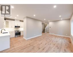 Living room - B 2317 Mcdonald Rd, Comox, BC V9M0C8 Photo 4