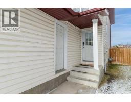 Living room - 3 Amlee Close, Red Deer, AB T4R3G2 Photo 2