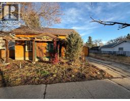 Living room - 513 19 Street N, Lethbridge, AB T1H3K6 Photo 2