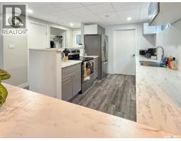 Enclosed porch - 226 4th Avenue Se, Swift Current, SK S9H3L5 Photo 4