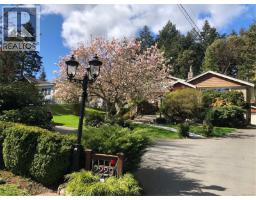 Primary Bedroom - 2229 Arbutus Rd, Saanich, BC V8N1V2 Photo 2