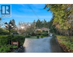 Bedroom - 2229 Arbutus Rd, Saanich, BC V8N1V2 Photo 3