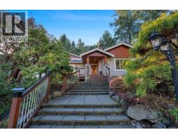 Bathroom - 2229 Arbutus Rd, Saanich, BC V8N1V2 Photo 4