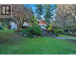 Kitchen - 2229 Arbutus Rd, Saanich, BC V8N1V2 Photo 5