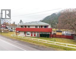 Living room - 5683 97 Highway, Falkland, BC V0E1W0 Photo 2