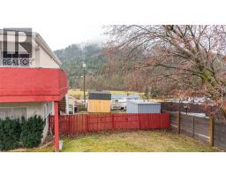 Full bathroom - 5683 97 Highway, Falkland, BC V0E1W0 Photo 3