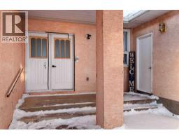 Family room - 405 Royal Crescent, Trochu, AB T0M2C0 Photo 2