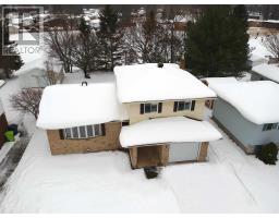 Family room - 187 Parkland Cres, Sault Ste Marie, ON P6A6M4 Photo 2