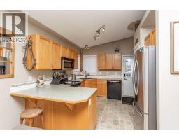 Kitchen - 236 Deschner Close, Red Deer, AB T4R3C2 Photo 5