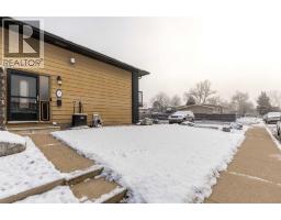 Kitchen - 4 1701 St Edward Boulevard N, Lethbridge, AB T1H1X2 Photo 2