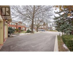 Kitchen - 8 Oakridge Court, Brampton, ON L6Z2A4 Photo 2