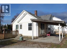 Full bathroom - 201 6th Avenue Nw, Nakusp, BC V0G1R0 Photo 2