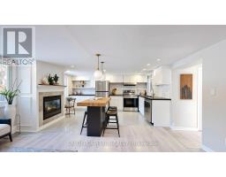 Living room - 27 Connor Drive, Whitchurchstouffville, ON L4A2Z1 Photo 2