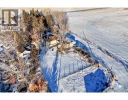 Kitchen - 284211 Township Road 252, Rural Rocky View County, AB T1Z0M7 Photo 3