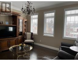 386 Gilpin Drive, Newmarket, ON L3X3H2 Photo 2