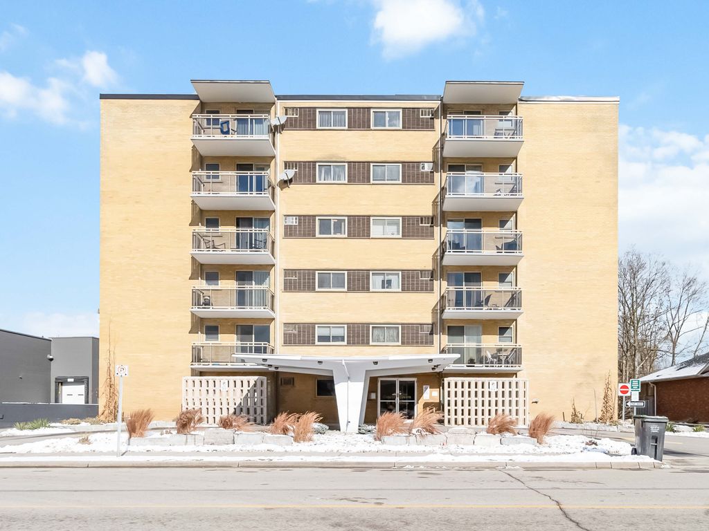 Photo 2 of 87 St George St, Brantford ON