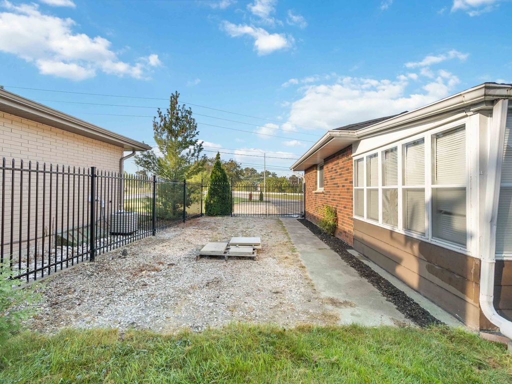 Photo 2 of 341 Terrace Hill St, Brantford ON