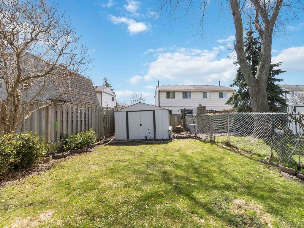 Photo 3 of 19 Coxwell Crescent, Brantford ON