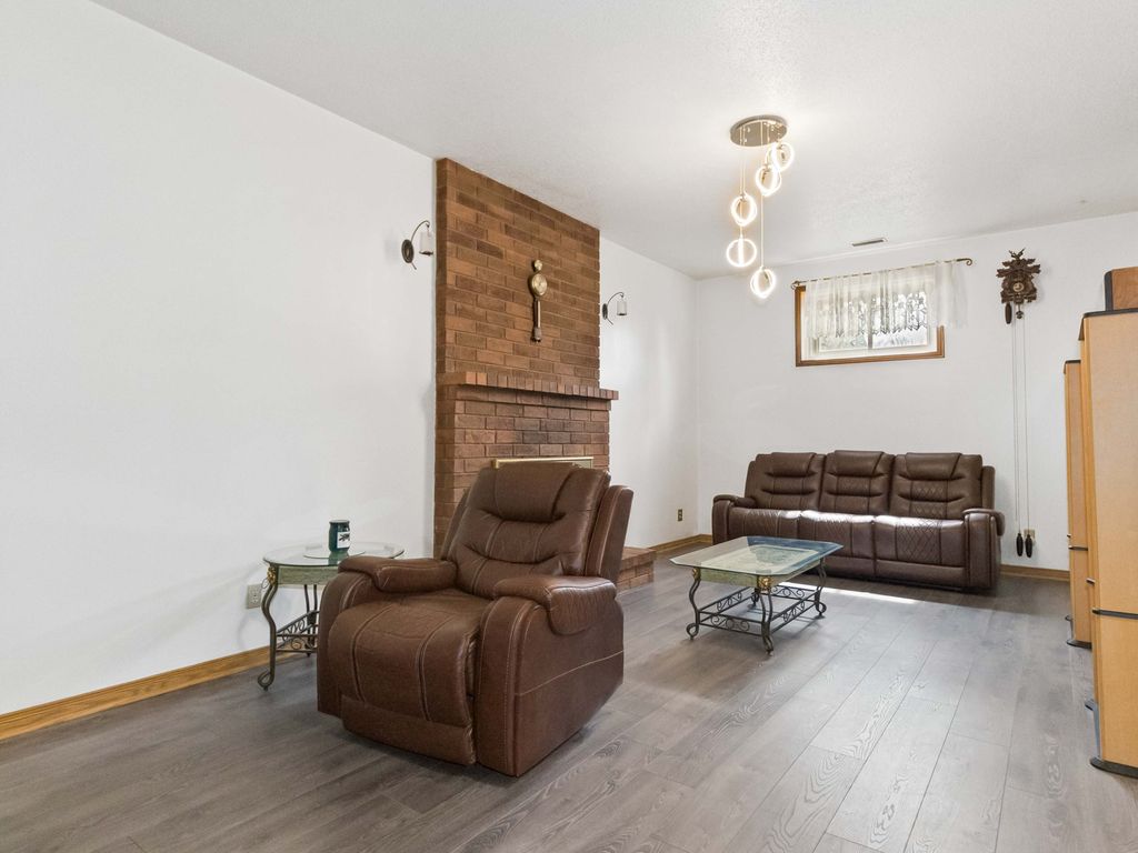 Photo 4 of 19 Coxwell Crescent, Brantford ON