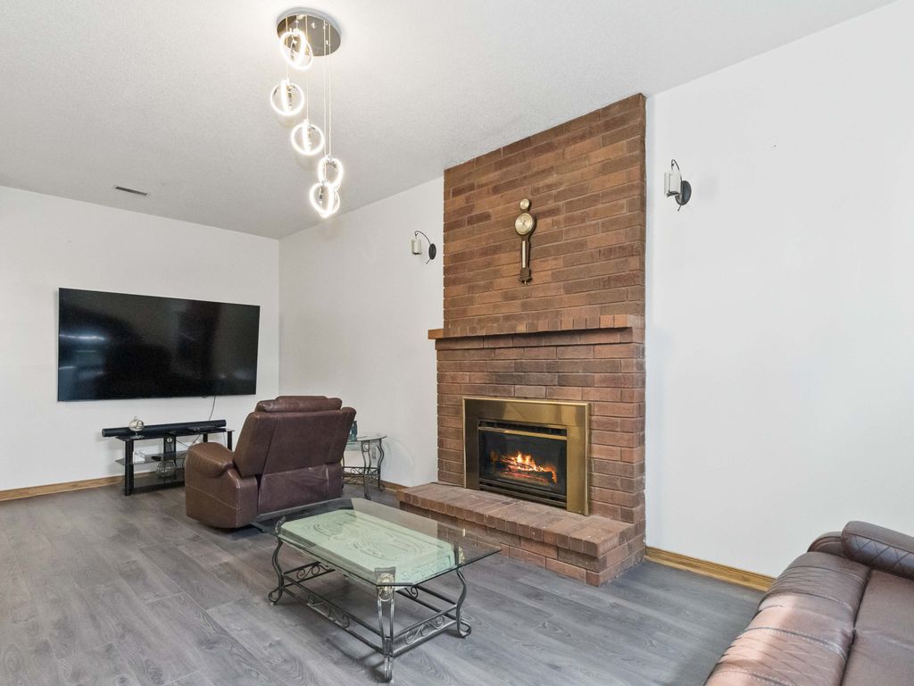 Photo 5 of 19 Coxwell Crescent, Brantford ON