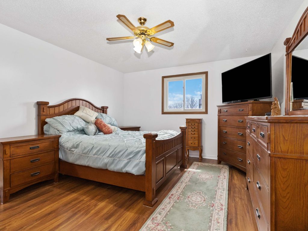 Photo 8 of 19 Coxwell Crescent, Brantford ON