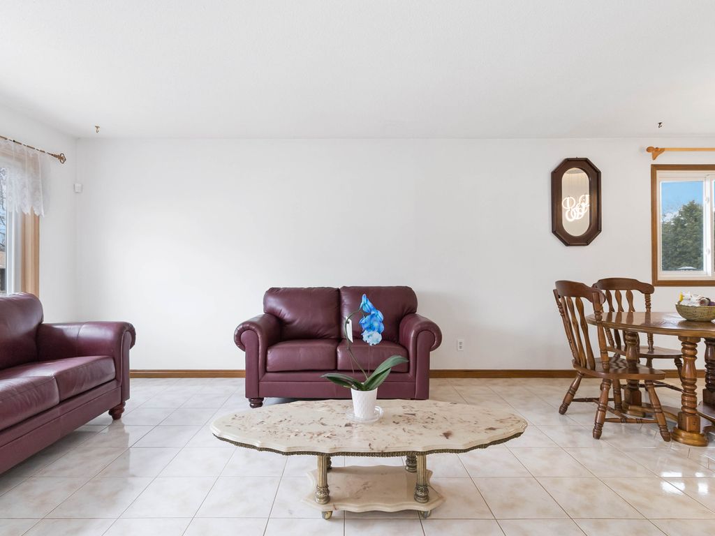 Photo 12 of 19 Coxwell Crescent, Brantford ON