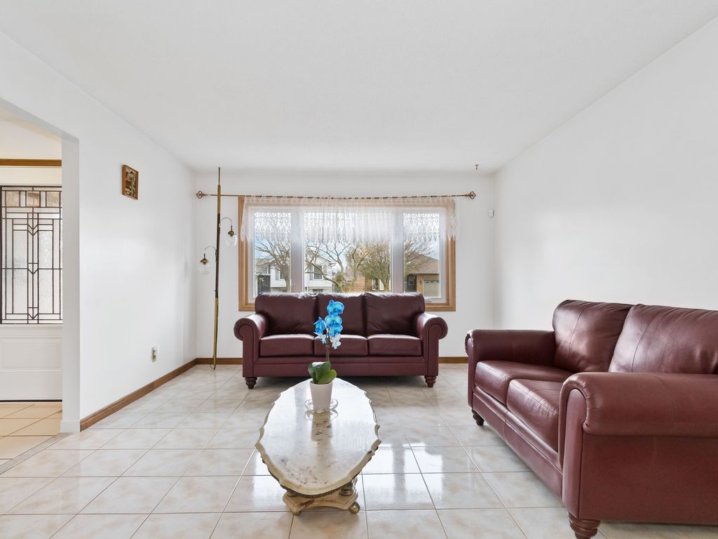 Photo 13 of 19 Coxwell Crescent, Brantford ON
