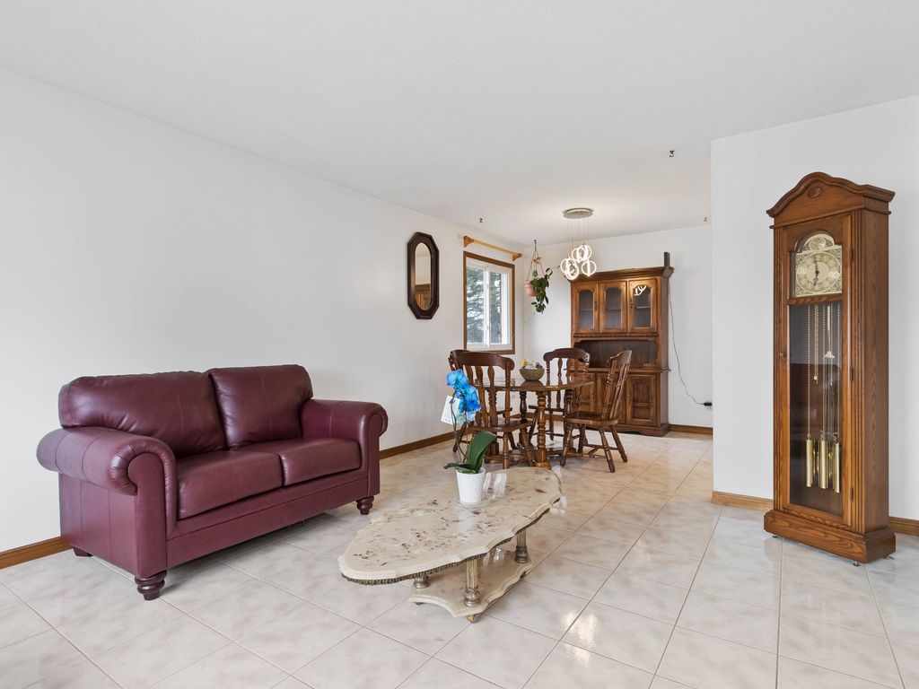 Photo 14 of 19 Coxwell Crescent, Brantford ON