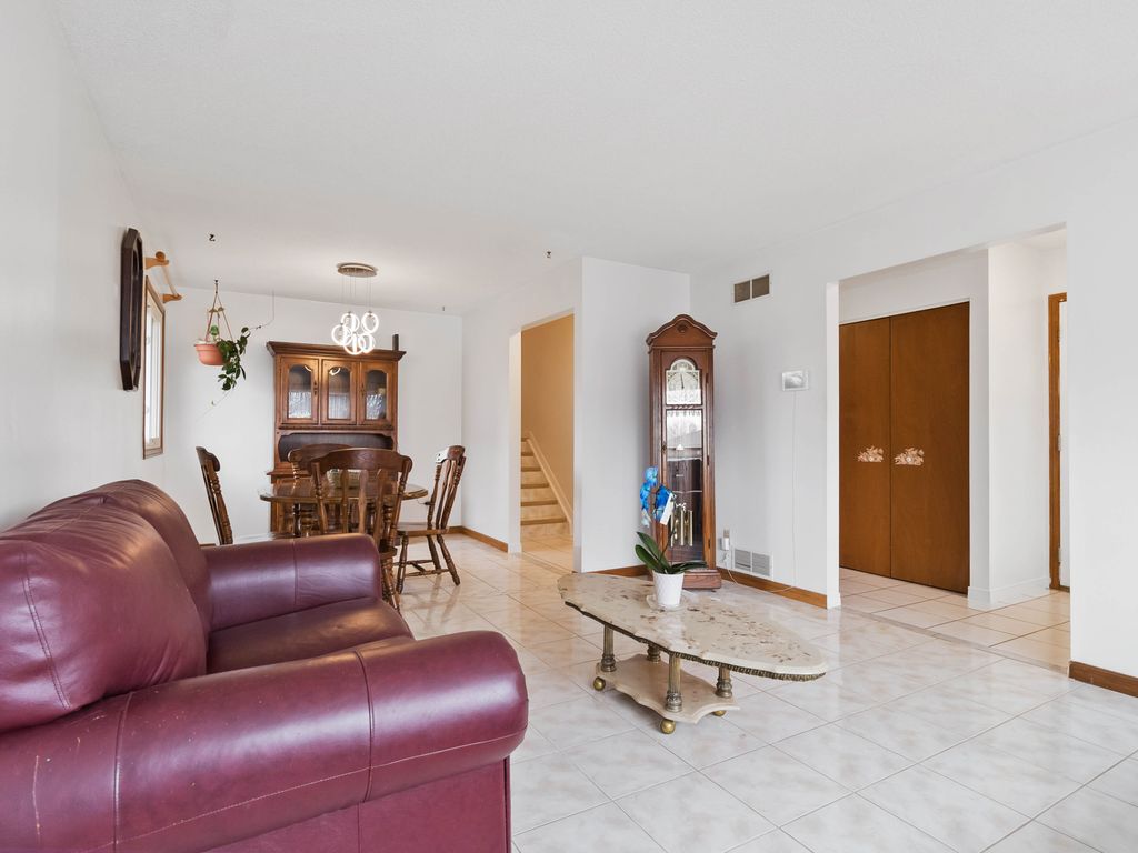 Photo 15 of 19 Coxwell Crescent, Brantford ON