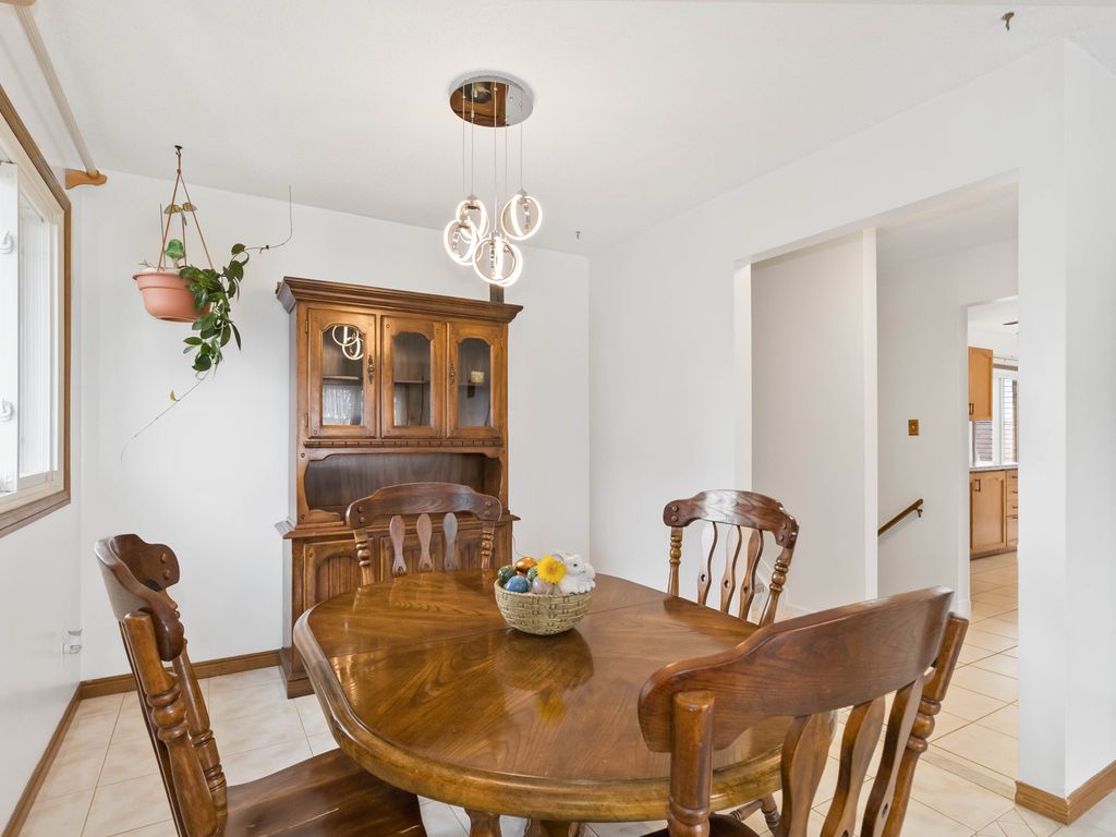 Photo 16 of 19 Coxwell Crescent, Brantford ON