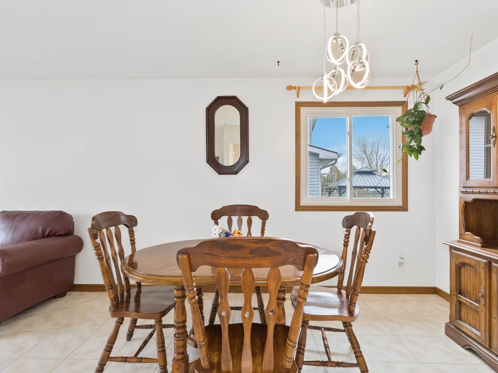 Photo 17 of 19 Coxwell Crescent, Brantford ON