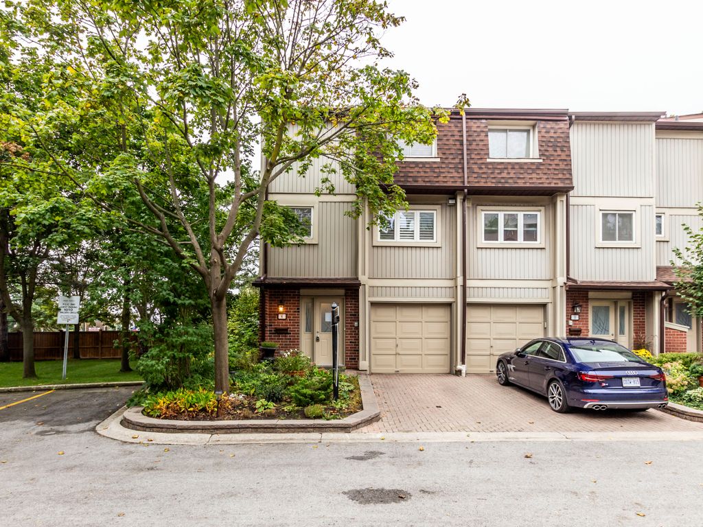 6 Walden Cir, Mississauga, ON L5J 1J6 Photo 2