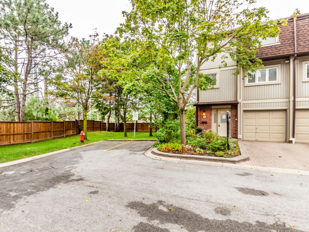 6 Walden Cir, Mississauga, ON L5J 1J6 Photo 3