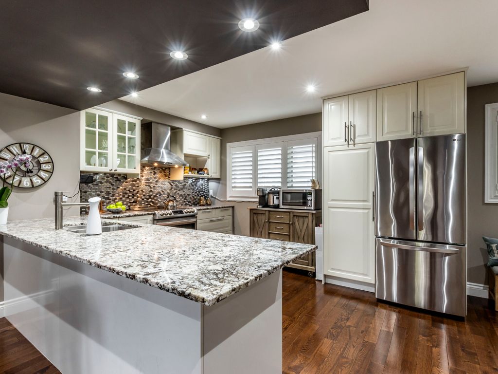 Photo 10 of 6 Walden Cir, Mississauga ON