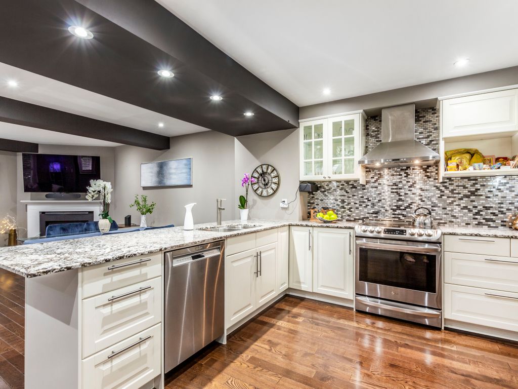 Photo 12 of 6 Walden Cir, Mississauga ON