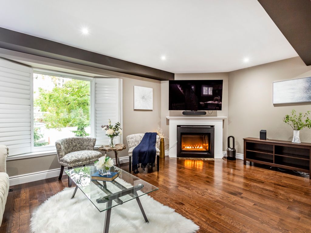 Photo 14 of 6 Walden Cir, Mississauga ON
