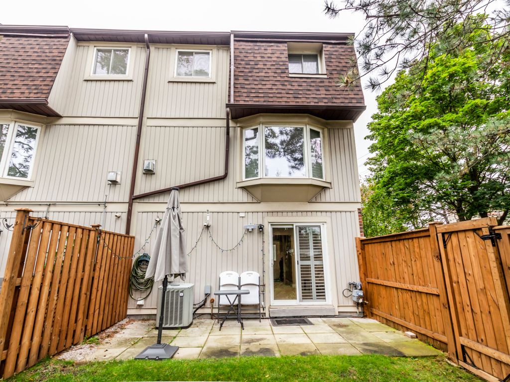 Photo 27 of 6 Walden Cir, Mississauga ON