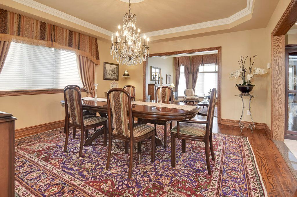Photo 4 of 2 McRoberts Pl, Aurora ON