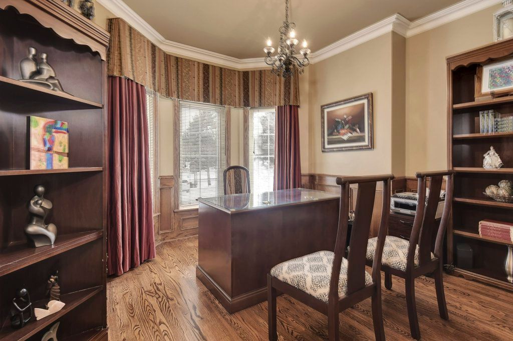 Photo 7 of 2 McRoberts Pl, Aurora ON