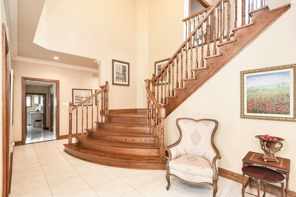 Photo 8 of 2 McRoberts Pl, Aurora ON