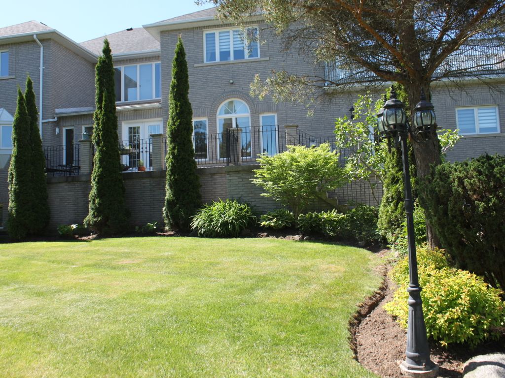 Photo 20 of 2 McRoberts Pl, Aurora ON