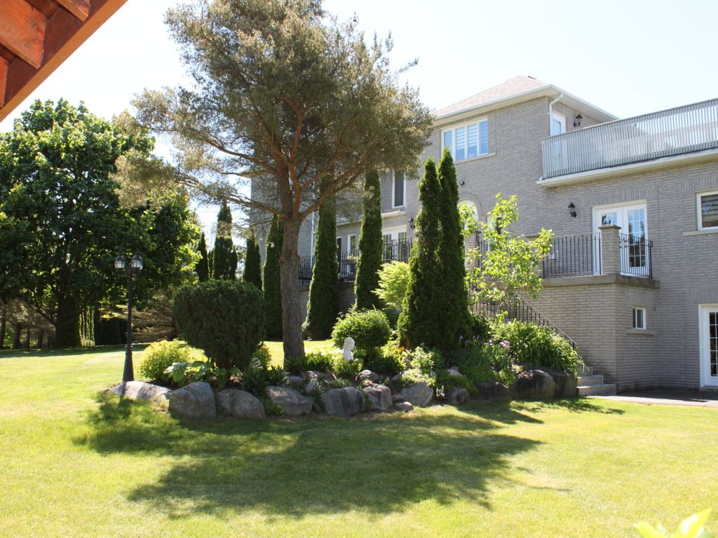 Photo 24 of 2 McRoberts Pl, Aurora ON