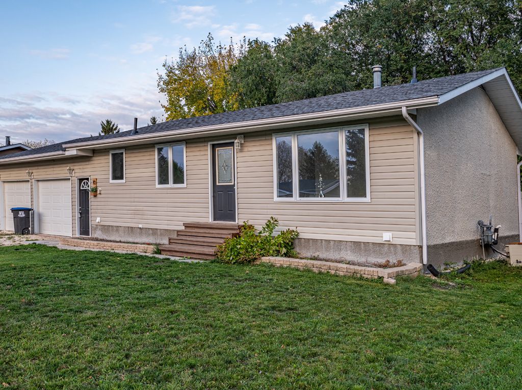 Photo 3 of 70 Coral Crescent, Steinbach MB