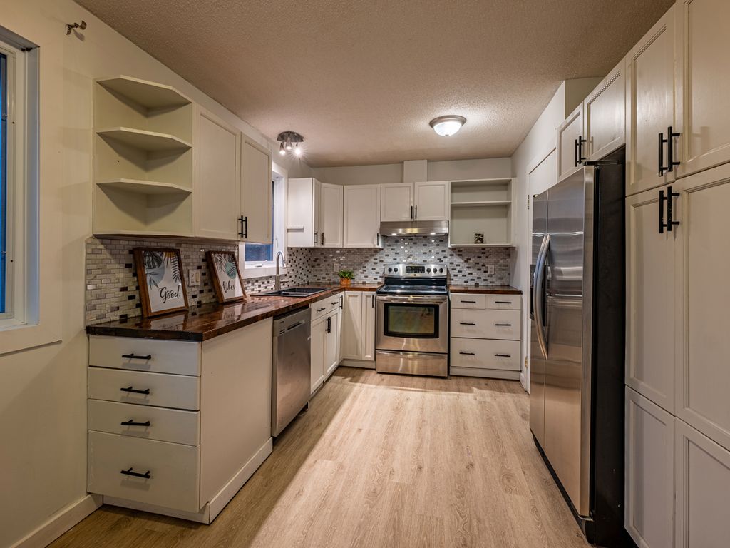 Photo 8 of 70 Coral Crescent, Steinbach MB