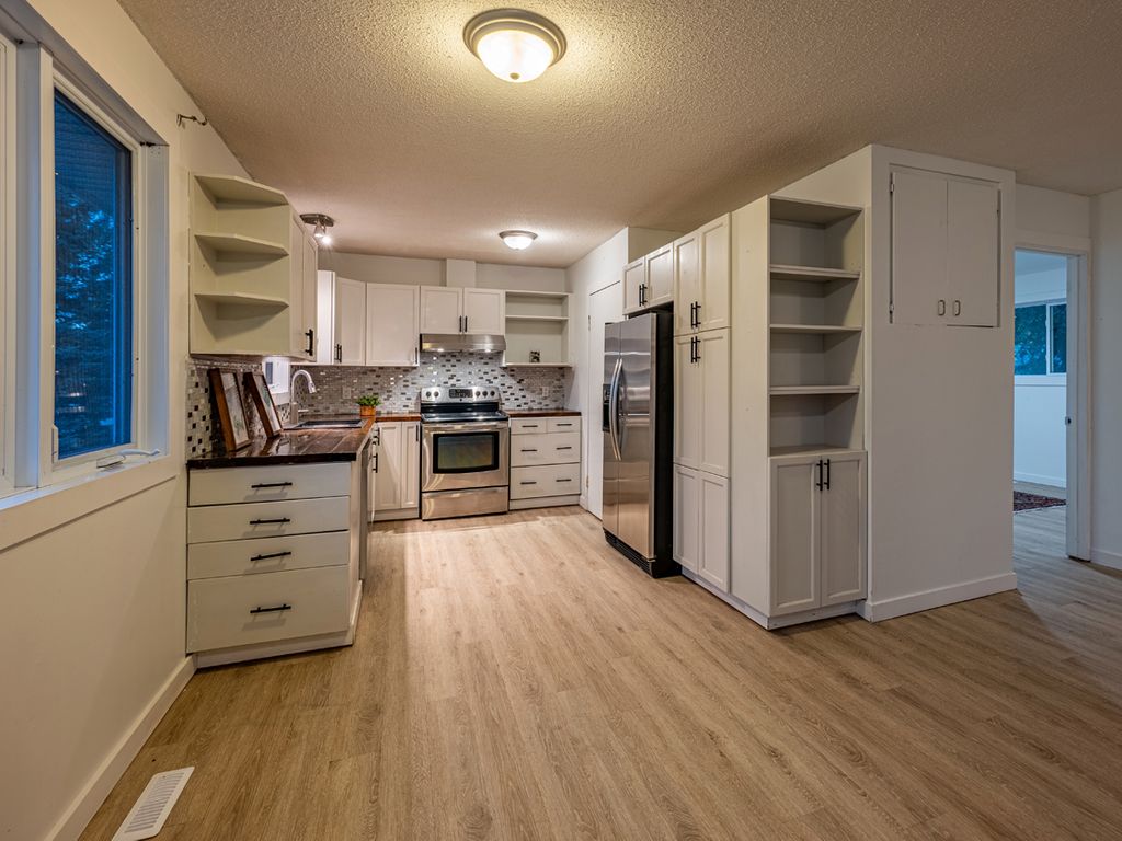 Photo 9 of 70 Coral Crescent, Steinbach MB