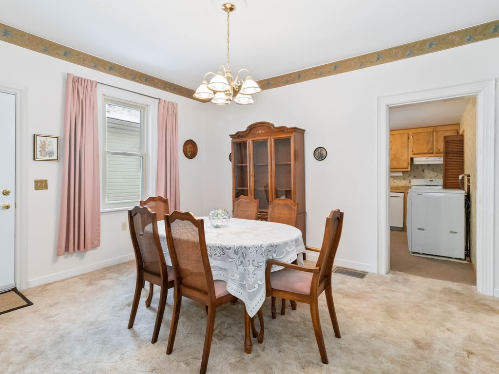 Photo 8 of 7 Blossie St, Brantford ON