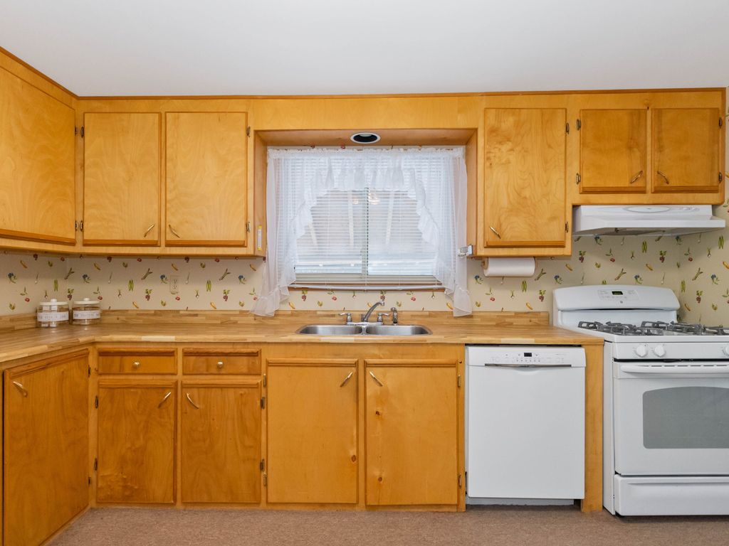 Photo 13 of 7 Blossie St, Brantford ON
