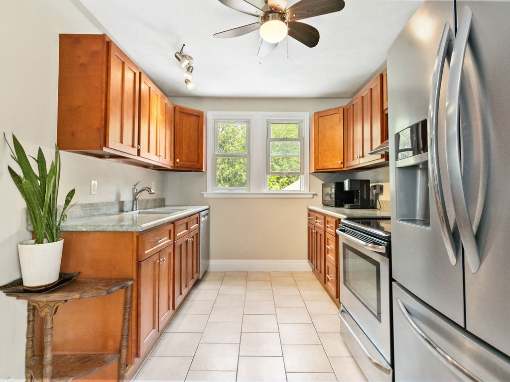 Photo 2 of 27 Herbert St, Brantford ON