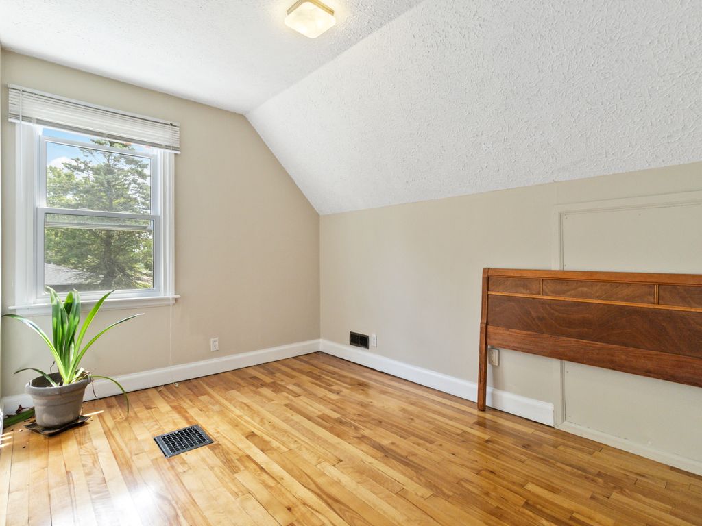 Photo 6 of 27 Herbert St, Brantford ON